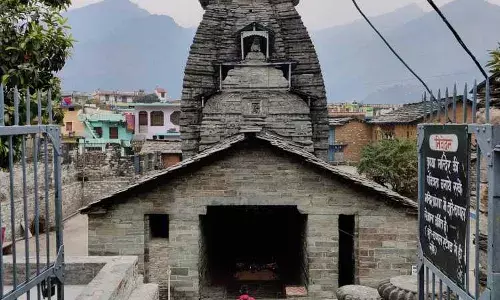 चमौली-- गोपीनाथ मंदिर एक तरफ झुका, आसपास आईं दरारें -उत्तराखंड में बड़े संकट की आहट