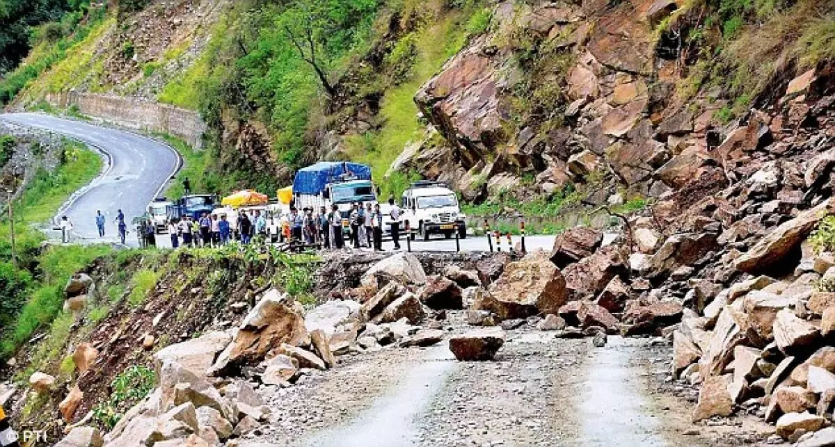 नैनीताल: पहली ही बारिश में बह गई नैनीताल की ये अहम सड़क, कई गांवों का संपर्क कटा नैनीताल: पहली ही बारिश में बह गई नैनीताल की ये अहम सड़क, कई गांवों का संपर्क कटा