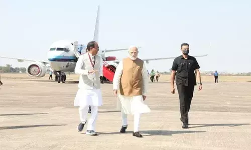 भोपाल--भोपाल पहुंचे पीएम, कुछ देर में वंदे भारत एक्सप्रेस को हरी झंडी दिखाकर करेंगे रवाना