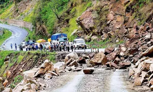 नैनीताल: पहली ही बारिश में बह गई नैनीताल की ये अहम सड़क, कई गांवों का संपर्क कटा नैनीताल: पहली ही बारिश में बह गई नैनीताल की ये अहम सड़क, कई गांवों का संपर्क कटा