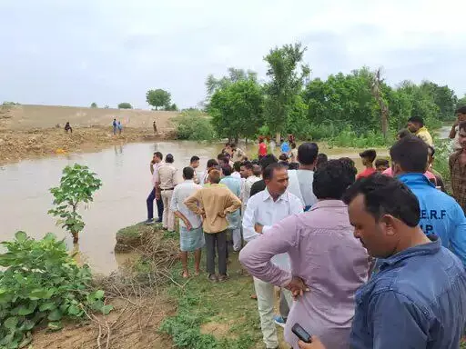मध्य प्रदेश --मजदूरों से भरा ट्रक नदी में गिरा पांच के निकाले गए शव .प्रशासन बचाव कार्य में जुटा मध्य प्रदेश --मजदूरों से भरा ट्रक नदी में गिरा पांच के निकाले गए शव .प्रशासन बचाव कार्य में जुटा