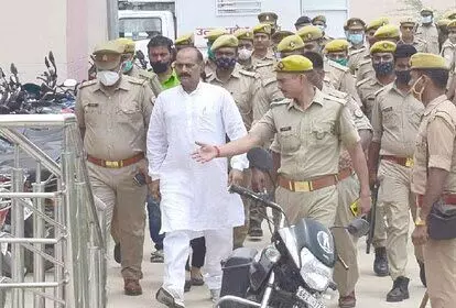 Bhadohi: सामूहिक दुष्कर्म मामले में पूर्व विधायक विजय मिश्र और बेटा कोर्ट में पेश, एसटीएफ प्रभारी का बयान दर्ज Bhadohi: सामूहिक दुष्कर्म मामले में पूर्व विधायक विजय मिश्र और बेटा कोर्ट में पेश, एसटीएफ प्रभारी का बयान दर्ज