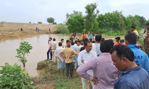 मध्य प्रदेश --मजदूरों से भरा ट्रक नदी में गिरा पांच के निकाले गए शव .प्रशासन बचाव कार्य में जुटा मध्य प्रदेश --मजदूरों से भरा ट्रक नदी में गिरा पांच के निकाले गए शव .प्रशासन बचाव कार्य में जुटा