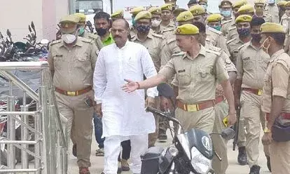 Bhadohi: सामूहिक दुष्कर्म मामले में पूर्व विधायक विजय मिश्र और बेटा कोर्ट में पेश, एसटीएफ प्रभारी का बयान दर्ज