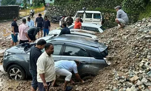 उत्तराखंड मौसम: बारिश के कारण नदी-नाले उफान पर, पार्किंग में खड़ी गाड़ियां मलबे में दबी, तस्वीरों में देखें हालात