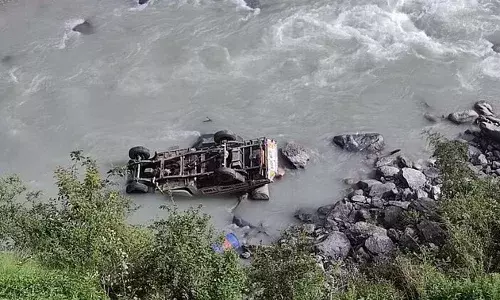 चमोली: नंदानगर-सीटेल मोटर मार्ग पर हादसा, अनियंत्रित पिकअप वाहन नंदाकिनी नदी में गिरा, चालक की मौत