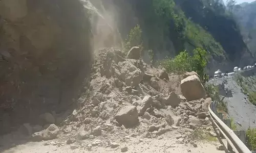 बद्रीनाथ राष्ट्रीय राजमार्ग पर यातायात एक बार फिर बाधित, छिनका के पास गिरा मलबा; मलबा हटाने का काम चल रहा है बद्रीनाथ राष्ट्रीय राजमार्ग पर यातायात एक बार फिर बाधित, छिनका के पास गिरा मलबा; मलबा हटाने का काम चल रहा है
