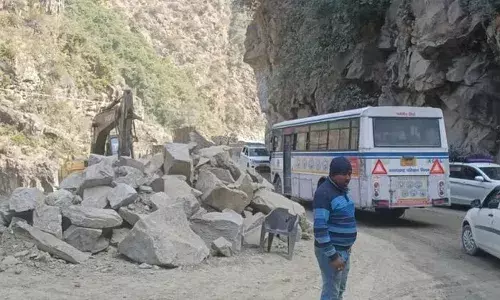 बदरीनाथ एनएच: छिनका में 17 घंटे बाद खुला हाईवे, फंसे करीब 10 हजार यात्री निकले बदरीनाथ एनएच: छिनका में 17 घंटे बाद खुला हाईवे, फंसे करीब 10 हजार यात्री निकले