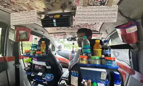 फ्री Wi-Fi, कोल्ड ड्रिंक्स और बहुत कुछ और...अब्दुल कादिर की टैक्सी है या चलता-फिरता कैफे? फ्री Wi-Fi, कोल्ड ड्रिंक्स और बहुत कुछ और...अब्दुल कादिर की टैक्सी है या चलता-फिरता कैफे?