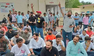 रूड़की: भीम आर्मी के प्रदेश अध्यक्ष ने फेसबुक पर डाली विवादित पोस्ट, क्षत्रिय समाज के लोगों ने किया थाने का घेराव रूड़की: भीम आर्मी के प्रदेश अध्यक्ष ने फेसबुक पर डाली विवादित पोस्ट, क्षत्रिय समाज के लोगों ने किया थाने का घेराव