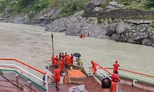 देवप्रयाग: गंगा में बहे हरियाणा के कृषि विभाग के संयुक्त निदेशक की तलाश में जुटी NDRF, नहीं मिला कोई सुराग देवप्रयाग: गंगा में बहे हरियाणा के कृषि विभाग के संयुक्त निदेशक की तलाश में जुटी NDRF, नहीं मिला कोई सुराग