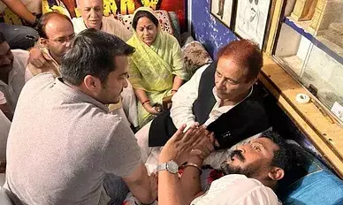 यूपी: आजम खान ने चन्द्रशेखर को गले लगाया, पूछा हाल-चाल, बंद कमरे में की बातचीत, सपा नेता बोले- योगी सरकार की विफलता पर बोला हमला