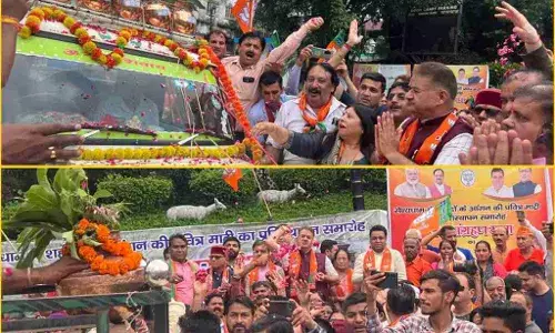 उत्तराखंड: सेना के लिए दून पहुंचा 21 पवित्र नदियों का जल, यात्रा का पुष्प वर्षा से हुआ स्वागत उत्तराखंड: सेना के लिए दून पहुंचा 21 पवित्र नदियों का जल, यात्रा का पुष्प वर्षा से हुआ स्वागत