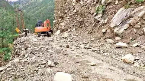 उत्तराखंड का मौसम: राज्य में 11 स्टेट हाईवे समेत 126 सड़कें बंद, चारधाम यात्रा भी प्रभावित उत्तराखंड का मौसम: राज्य में 11 स्टेट हाईवे समेत 126 सड़कें बंद, चारधाम यात्रा भी प्रभावित