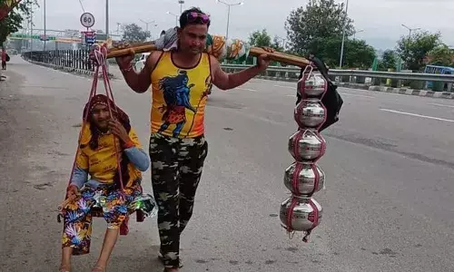 कलयुग के श्रवण कुमार: 100 साल की मां को कांवर में बैठाकर यात्रा पर निकले देव, देखें नोएडा के अजय की भक्ति