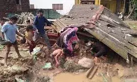 Dehradun: विकासनगर में बारिश का कहर, घर के अंदर सो रहा था परिवार, तभी आया सैलाब और भरभराकर गिर गया मकान