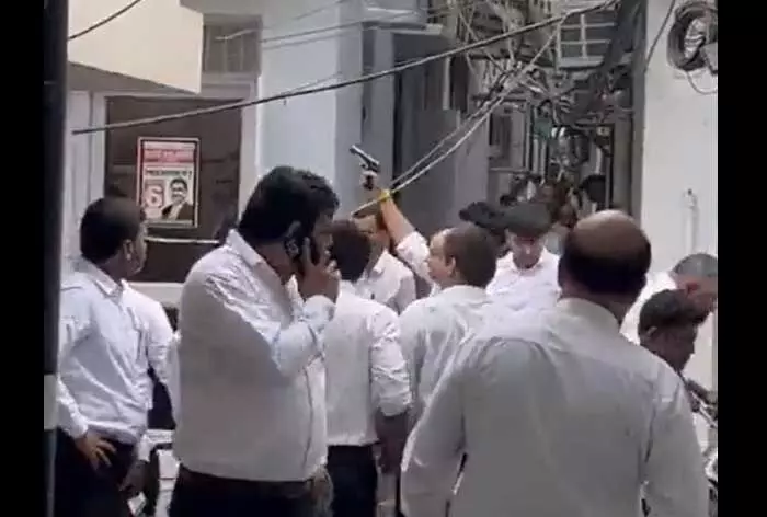 दिल्ली: तीस हजारी कोर्ट परिसर में गोलीबारी, वकीलों के बीच बहस के बाद फायरिंग दिल्ली: तीस हजारी कोर्ट परिसर में गोलीबारी, वकीलों के बीच बहस के बाद फायरिंग