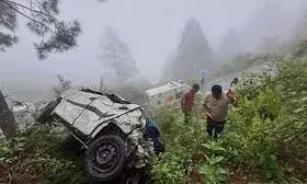 अनियंत्रित होकर गहरी खाई में गिरी में कार, हादसे में मां-बेटे की मौत, बड़ा भाई गंभीर घायल