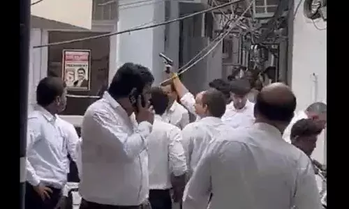 दिल्ली: तीस हजारी कोर्ट परिसर में गोलीबारी, वकीलों के बीच बहस के बाद फायरिंग दिल्ली: तीस हजारी कोर्ट परिसर में गोलीबारी, वकीलों के बीच बहस के बाद फायरिंग