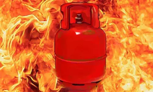 दिल्ली सिलेंडर ब्लास्ट: दिल्ली के ग़ाज़ीपुर गांव में खाना बनाते समय फटा गैस सिलेंडर, दंपत्ति झुलसे दिल्ली सिलेंडर ब्लास्ट: दिल्ली के ग़ाज़ीपुर गांव में खाना बनाते समय फटा गैस सिलेंडर, दंपत्ति झुलसे