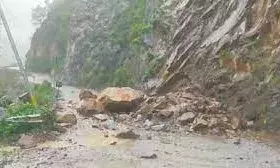 आफत बनकर बरस रही बारिश, नैनीताल में भूस्खलन, नदी-नालों का दिखा रौद्र रूप