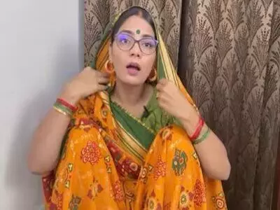 नेहा राठौर की बढ़ी मुस्किले --सीधी पेशाब कांड में नेहा सिंह राठौर पर FIR; संघ की ड्रेस पहने व्यक्ति का मीम किया था पोस्ट