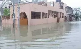 बारिश से लबालब यूपी की राजधानी, आधे शहर में जलभराव, सड़कें धंसी, गिरीं दीवारें