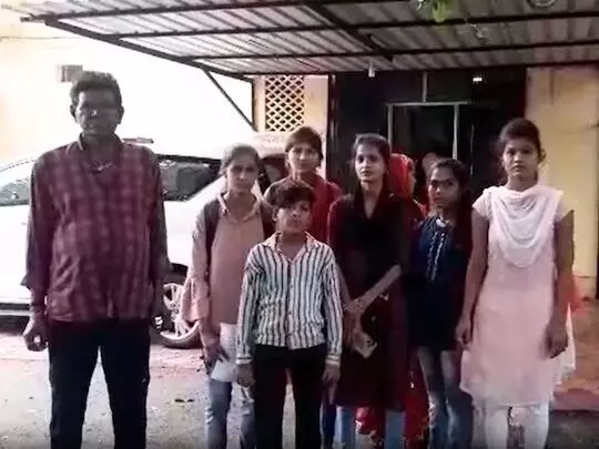 एसपी साहब, हमें मरने की इजाजत दे दो, बेबस युवक ने बच्चियों के साथ लगाई गुहार एसपी साहब, हमें मरने की इजाजत दे दो, बेबस युवक ने बच्चियों के साथ लगाई गुहार