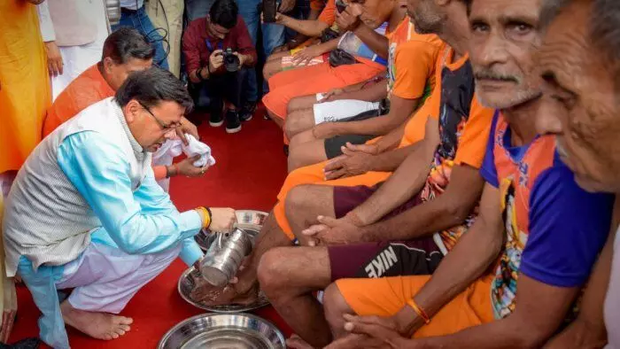 हरिद्वार: मुख्यमंत्री धामी ने कांवरियों के पैर धोकर लिया आशीर्वाद, हरिद्वार में शिवभक्तों का सैलाब