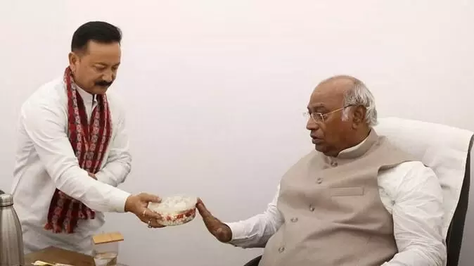 उत्तराखंड कांग्रेस: खड़गे ने बैठकर खाया बद्रीनाथ का प्रसाद, बीजेपी ने बताया सनातनियों का अपमान उत्तराखंड कांग्रेस: खड़गे ने बैठकर खाया बद्रीनाथ का प्रसाद, बीजेपी ने बताया सनातनियों का अपमान