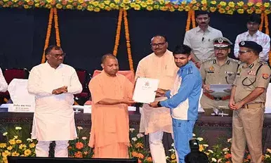 यूपी: सीएम योगी ने सौंपा नियुक्ति पत्र, अब खिलाड़ियों के शरीर की शोभा बढ़ाएगी वर्दी, वेस्ट यूपी के 43 खिलाड़ी बने सिपाही यूपी: सीएम योगी ने सौंपा नियुक्ति पत्र, अब खिलाड़ियों के शरीर की शोभा बढ़ाएगी वर्दी, वेस्ट यूपी के 43 खिलाड़ी बने सिपाही