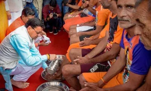 हरिद्वार: मुख्यमंत्री धामी ने कांवरियों के पैर धोकर लिया आशीर्वाद, हरिद्वार में शिवभक्तों का सैलाब