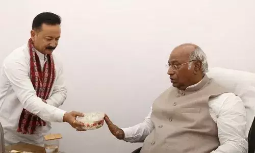 उत्तराखंड कांग्रेस: खड़गे ने बैठकर खाया बद्रीनाथ का प्रसाद, बीजेपी ने बताया सनातनियों का अपमान