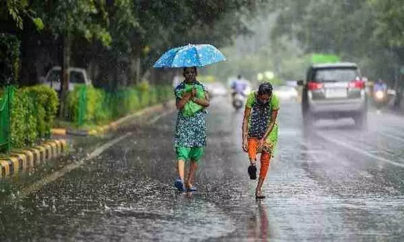 दिल्ली-एनसीआर में झमाझम बारिश का सिलसिला जारी, आसमान में छाए घने बादल दिल्ली-एनसीआर में झमाझम बारिश का सिलसिला जारी, आसमान में छाए घने बादल