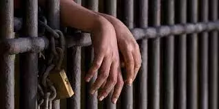 देहरादून: शिवालय में जल चढ़ाने गई लड़की से पुजारी ने की छेड़छाड़, गाल पर काटा, लोगों ने की पिटाई, गिरफ्तार देहरादून: शिवालय में जल चढ़ाने गई लड़की से पुजारी ने की छेड़छाड़, गाल पर काटा, लोगों ने की पिटाई, गिरफ्तार