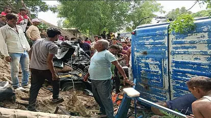 प्रतापगढ़ में बड़ा हादसा : टेंपो और टैंकर की टक्कर में आठ लोगों की मौत, कई की हालत नाजुक प्रतापगढ़ में बड़ा हादसा : टेंपो और टैंकर की टक्कर में आठ लोगों की मौत, कई की हालत नाजुक