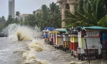 भारी बारिश, भूस्खलन और बादल फटने से तबाही, 34 की मौत, दिल्ली से शिमला तक सड़कें बनीं समंदर भारी बारिश, भूस्खलन और बादल फटने से तबाही, 34 की मौत, दिल्ली से शिमला तक सड़कें बनीं समंदर