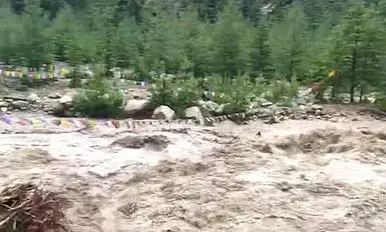 उत्तराखंड: हर्षिल-क्यारकोटी ट्रैक को जोड़ने वाला पुल बह गया, जलंधरी नदी उफान पर, यमुना के तेवर देख डरे पुजारी