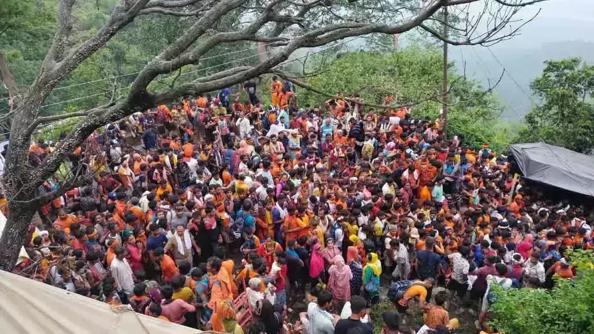 ऋषिकेश समाचार: नीलकंठ धाम में उमड़ी शिवभक्तों की भीड़, ढाई लाख भक्तों ने किया जलाभिषेक