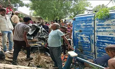 प्रतापगढ़ में बड़ा हादसा : टेंपो और टैंकर की टक्कर में आठ लोगों की मौत, कई की हालत नाजुक प्रतापगढ़ में बड़ा हादसा : टेंपो और टैंकर की टक्कर में आठ लोगों की मौत, कई की हालत नाजुक