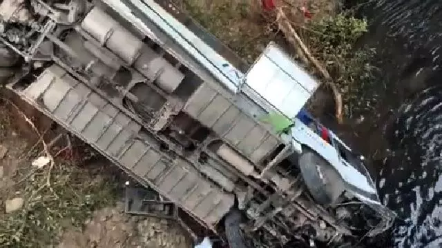 आंध्र प्रदेश: बेकाबू होकर नहर में जा गिरी बारातियो से भरी बस ,हादसे में 7 की मौत एक दर्जन घायल आंध्र प्रदेश: बेकाबू होकर नहर में जा गिरी बारातियो से भरी बस ,हादसे में 7 की मौत एक दर्जन घायल