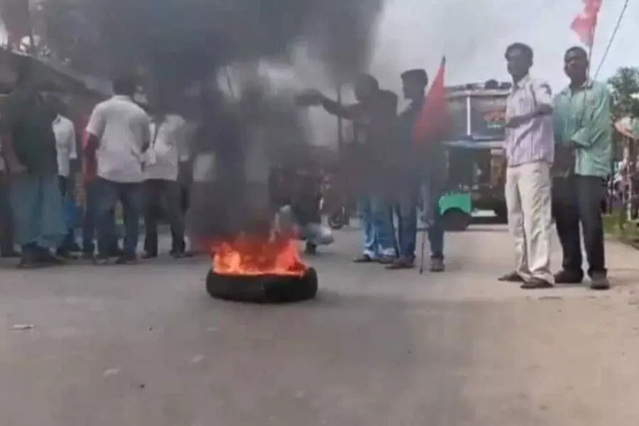 पश्चिम बंगाल में मतगड़ना में जारी हिंसा ,पुलिस ने हावड़ा इलाके में भीड़ पर किया लाठी चार्ज पश्चिम बंगाल में मतगड़ना में जारी हिंसा ,पुलिस ने हावड़ा इलाके में भीड़ पर किया लाठी चार्ज
