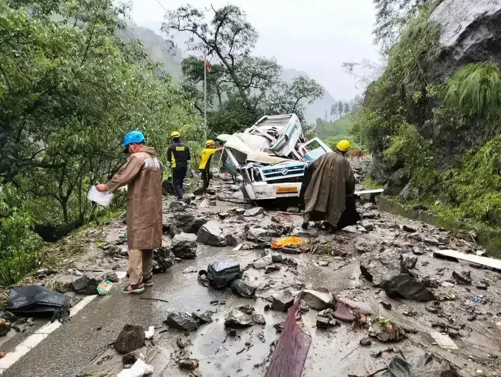 गंगोत्री हाईवे: भारी बारिश के बाद गंगनानी के पास भूस्खलन, मलबे में दबी यात्रियों की तीन गाड़ियां, चार की मौत गंगोत्री हाईवे: भारी बारिश के बाद गंगनानी के पास भूस्खलन, मलबे में दबी यात्रियों की तीन गाड़ियां, चार की मौत