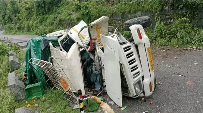 विकासनगर: टमाटर लेकर जा रहा वाहन बोल्डर से टकराया, दो की मौत, चार घायल विकासनगर: टमाटर लेकर जा रहा वाहन बोल्डर से टकराया, दो की मौत, चार घायल