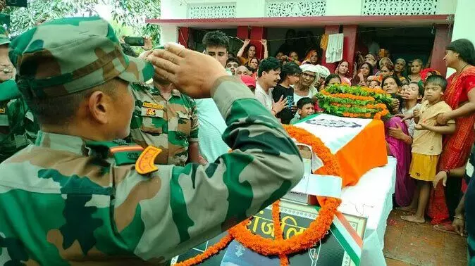 गाजीपुर -- आर्मी के जवान का पार्थिव शरीर घर पहुंचा, अंतिम दर्शन को उमड़ पड़े लोग, ड्यूटी के दौरान हुई थी मौत गाजीपुर -- आर्मी के जवान का पार्थिव शरीर घर पहुंचा, अंतिम दर्शन को उमड़ पड़े लोग, ड्यूटी के दौरान हुई थी मौत