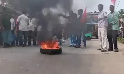 पश्चिम बंगाल में मतगड़ना में जारी हिंसा ,पुलिस ने हावड़ा इलाके में भीड़ पर किया लाठी चार्ज पश्चिम बंगाल में मतगड़ना में जारी हिंसा ,पुलिस ने हावड़ा इलाके में भीड़ पर किया लाठी चार्ज