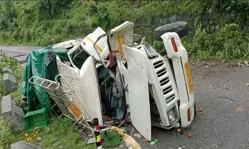विकासनगर: टमाटर लेकर जा रहा वाहन बोल्डर से टकराया, दो की मौत, चार घायल