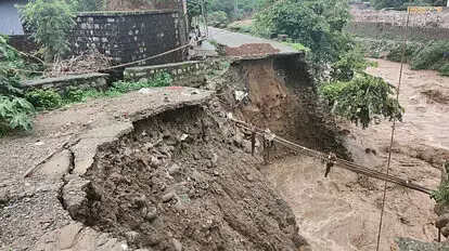 बिजनोर से लैंसडाउन घूमने आए पर्यटकों की कार खोह नदी में गिरी, एक की मौत, दो अभी भी लापता बिजनोर से लैंसडाउन घूमने आए पर्यटकों की कार खोह नदी में गिरी, एक की मौत, दो अभी भी लापता