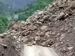 बद्रीनाथ हाईवे चार स्थानों पर बंद, यात्री फंसे, यमुनोत्री मार्ग पर गिरे पत्थर बद्रीनाथ हाईवे चार स्थानों पर बंद, यात्री फंसे, यमुनोत्री मार्ग पर गिरे पत्थर