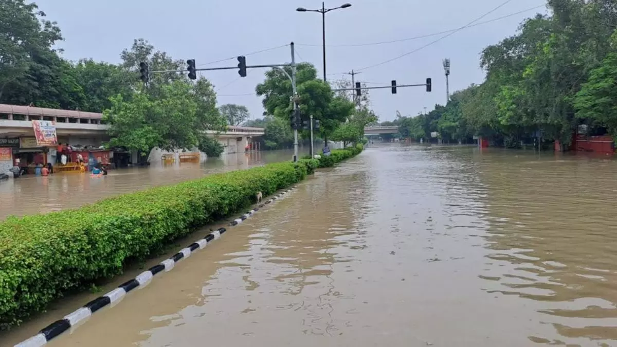 दिल्ली बाढ़ अलर्ट: यमुना की बाढ़ में डूबी राजधानी, ये नौ स्कूल बने बेघर परिवारों के आश्रय केंद्र